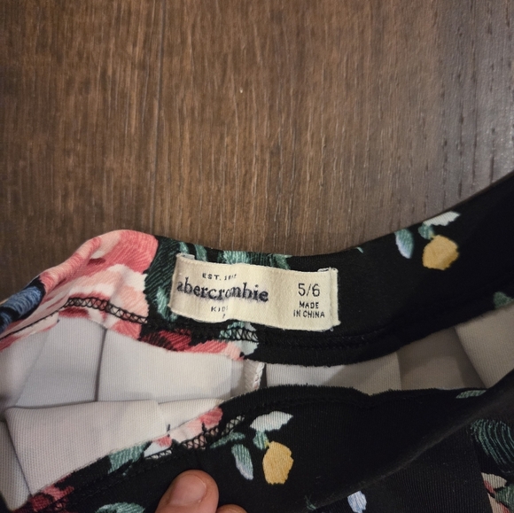 Ambercrombie And Fitch Kids Floral Black Skirt - Picture 2 of 3